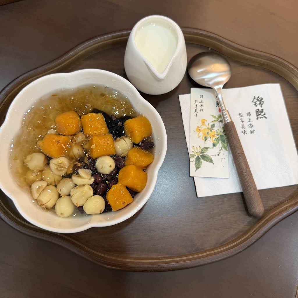 Sweet soup with taro balls, lotus seeds and osmanthus